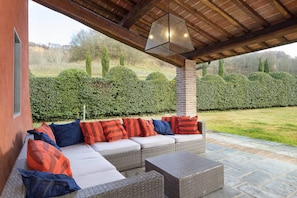 Terrace/patio - Stunning villa,Saltwaterpool,Sauna,Wi-Fi,fenced garden,table tennis,BBQ,sleep 16 (Toscana)