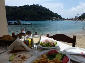 Outdoor dining - Cottage, walk to beach and tavernas, stunning sea and mountain views (Paleocastritsa)