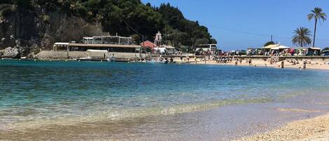 Vlak bij het strand, ligstoelen aan het strand, strandlakens