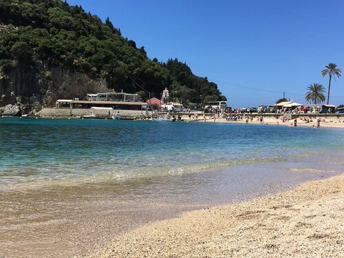 Cottage, walk to beach and tavernas, stunning sea and mountain views