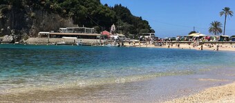 Cottage, walk to beach and tavernas, stunning sea and mountain views