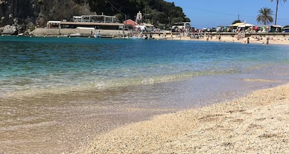 Cottage, walk to beach and tavernas, stunning sea and mountain views