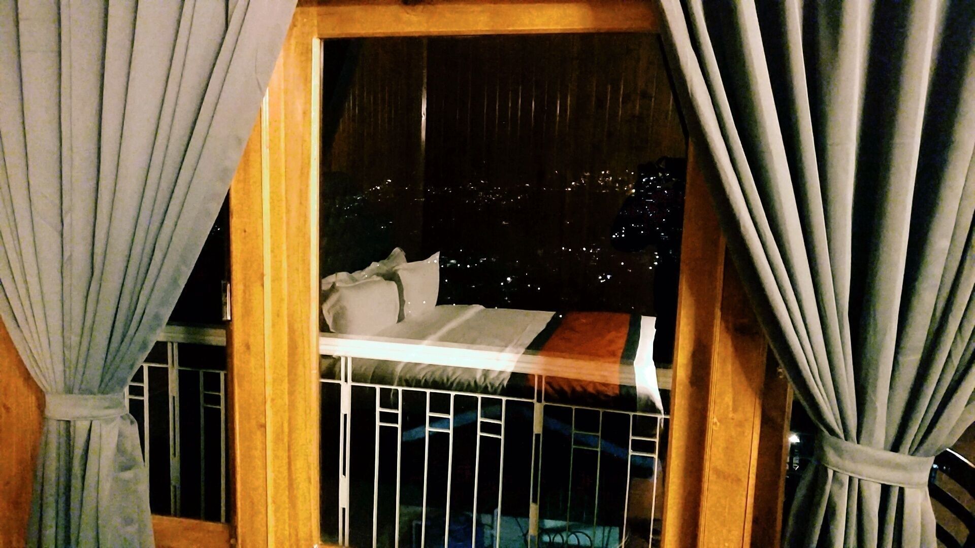 Desk, laptop workspace, free WiFi, bed sheets