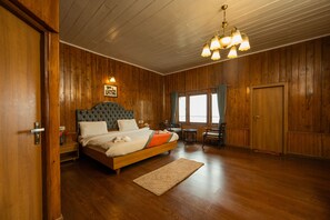 Premier kamer, uitzicht op bergen | Een bureau, een laptopwerkplek, gratis wifi, beddengoed