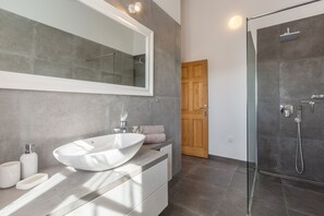 Shower, hair dryer, bidet, towels