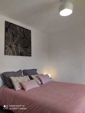 7 Schlafzimmer, Zimmersafe, Bügeleisen/Bügelbrett, Reisekinderbett