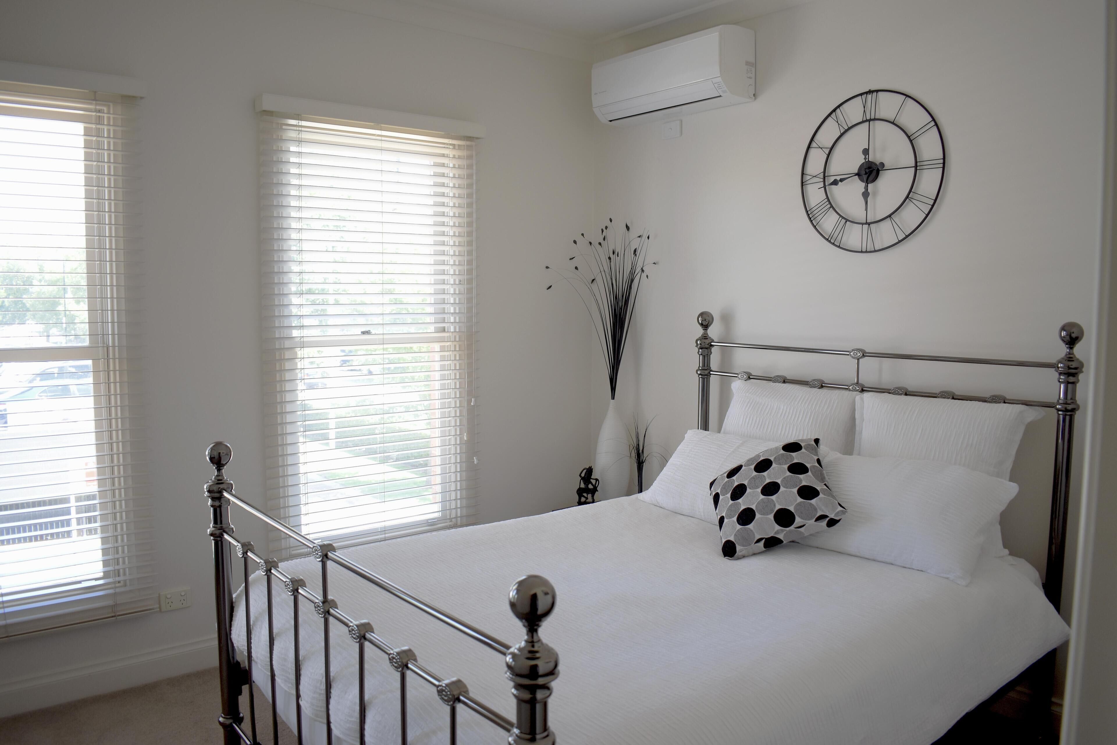 3 bedrooms, desk, iron/ironing board, Internet