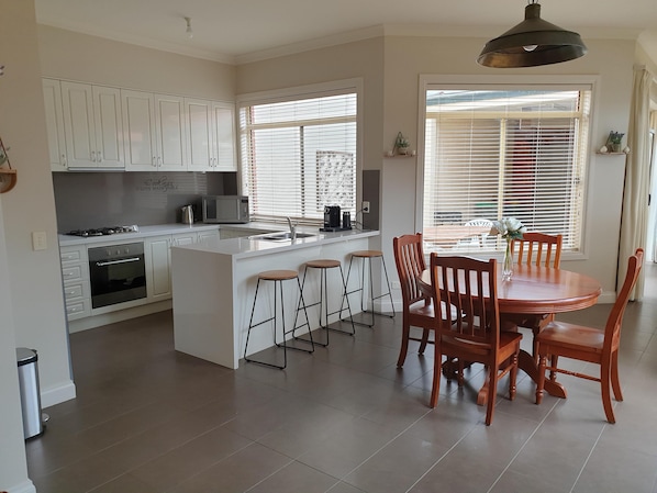 Microones, forn, placa de cuina i rentaplats