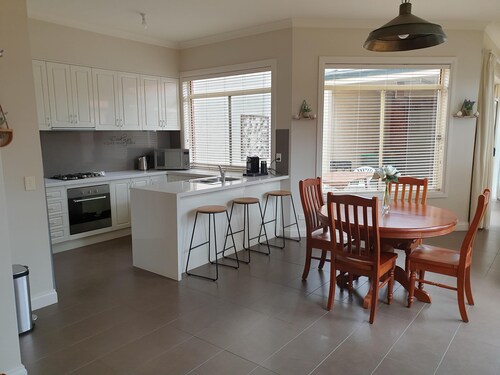 Sophisticated Elegance at the Gardens- stunning, central townhouse with parking - Stunning three bedroom townhouse in the heart of Albury