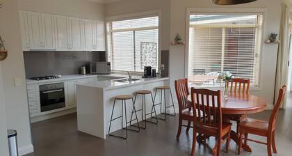 Sophisticated Elegance at the Gardens- stunning, central townhouse with parking - Stunning three bedroom townhouse in the heart of Albury