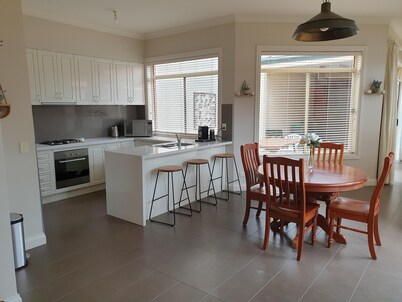 Sophisticated Elegance at the Gardens- stunning, central townhouse with parking - Stunning three bedroom townhouse in the heart of Albury