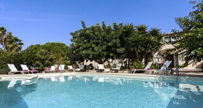 Villa U Marchisi with pool wifi next to the beach in Cava d'Aliga