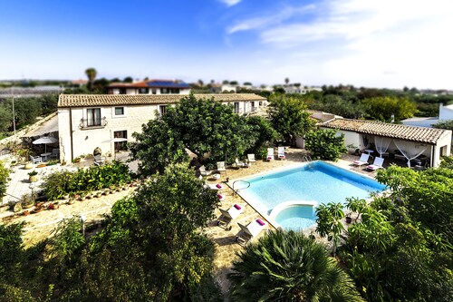 Villa U Marchisi with pool wifi next to the beach in Cava d'Aliga