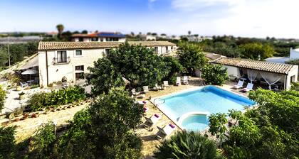 Villa U Marchisi with pool wifi next to the beach in Cava d'Aliga