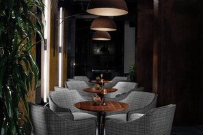 2 restaurantes; se sirven cenas 