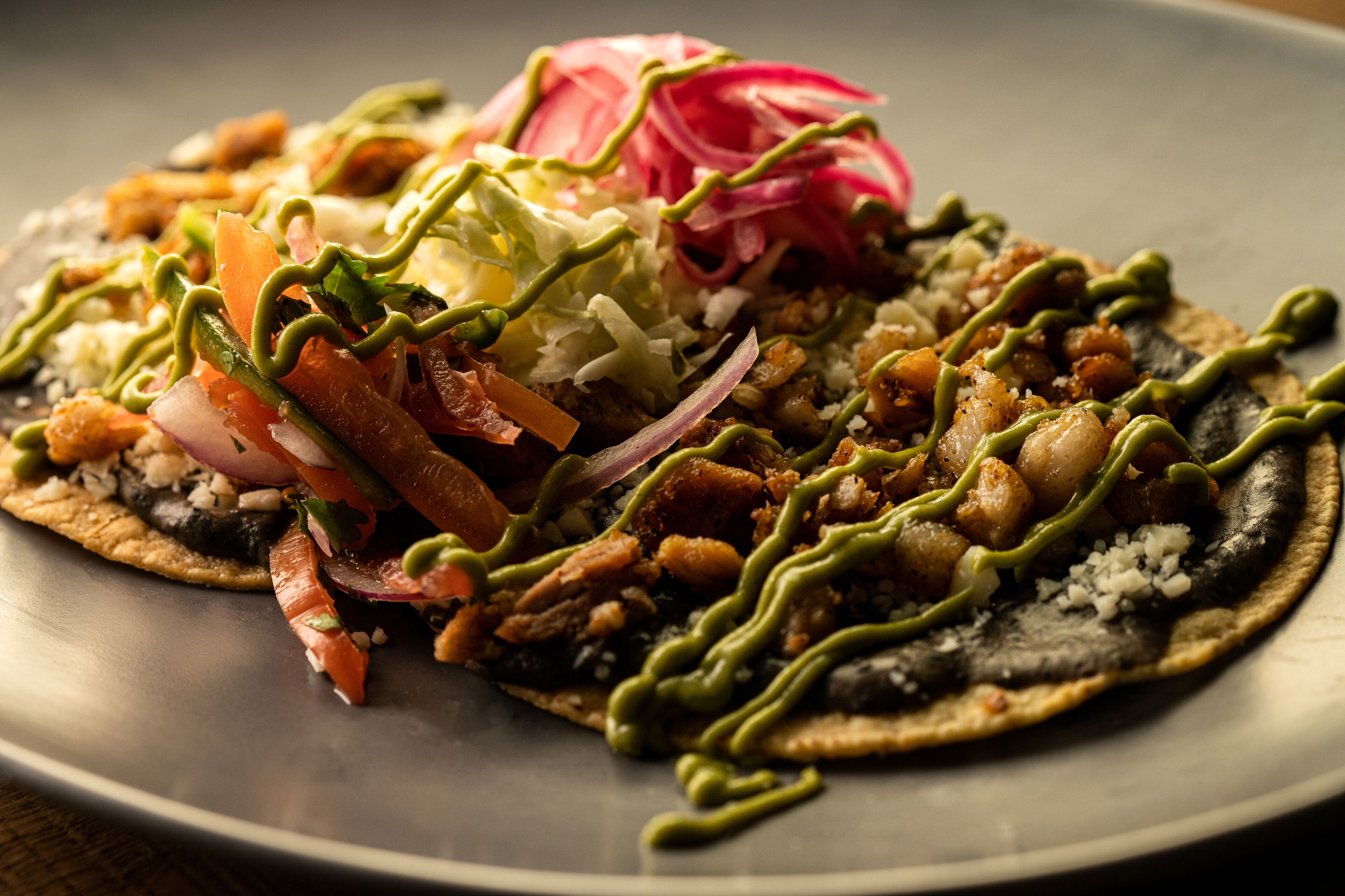 Een bord eten met diverse toppings en sauzen.