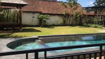 Villa (4 Bedrooms) | Balcony