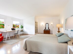 3 habitaciones, tabla de planchar con plancha, internet y ropa de cama 