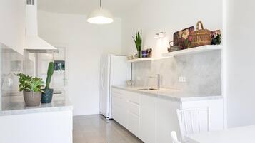 Een koelkast, een magnetron, een oven, een vaatwasser