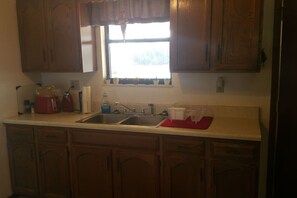 Fridge, microwave, oven, stovetop - Sunrise Escape; Come enjoy breath taking sunrises! (Spring City)