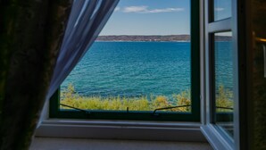 A window with a view of a body of water and distant land. - Villa Bante - Luxury Stone House (Kastela)