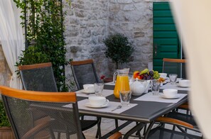 Outdoor dining - Villa Bante - Luxury Stone House (Kastela)