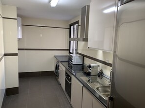 Refrigerador, microondas, horno y lavavajillas 