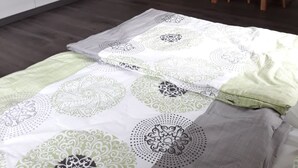 Une chambre à coucher avec un lit, une table de chevet et une fenêtre.