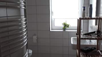 Chambre Double | Salle de bain | Douche, sĂšche-cheveux, serviettes fournies