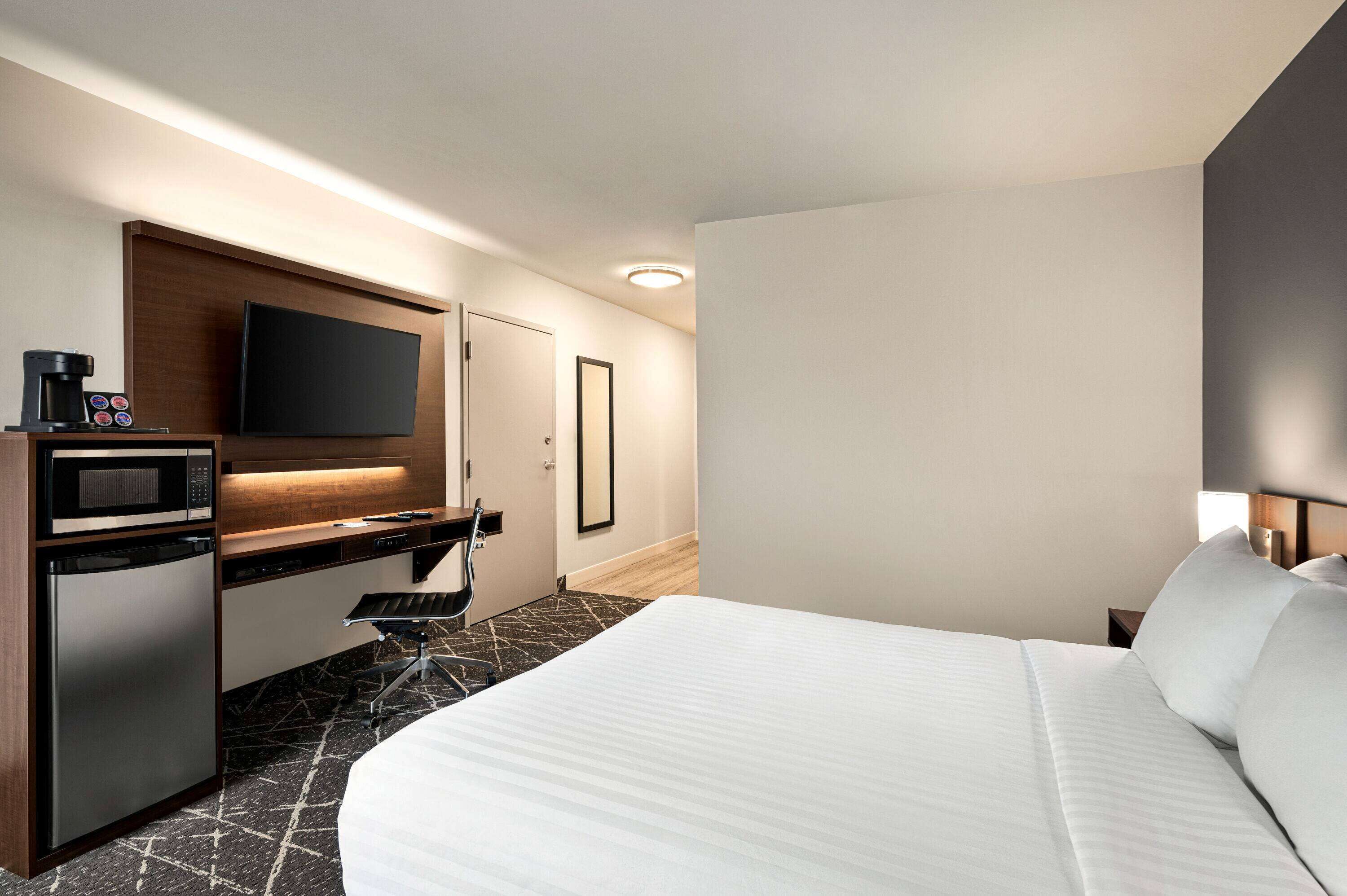 room, 1 queen bed, accessible, non smoking | desk, laptop workspace, iron/ironing board, free wifi