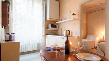 Frigorifero, microonde, piano cottura, macchina per tè/caffè