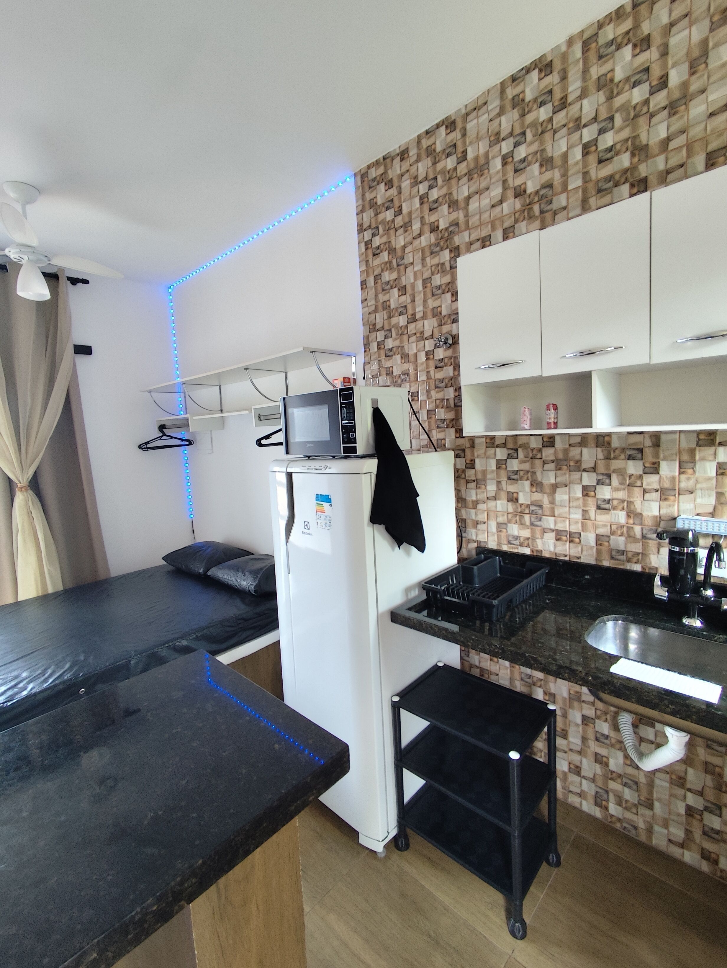 Kühlschrank, Mikrowelle, Kochgeschirr/Geschirr/Besteck