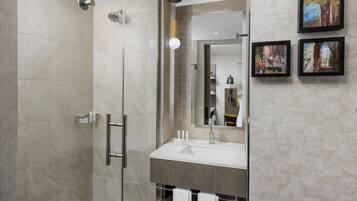 Ducha, artículos de tocador gratuitos, secador de pelo, toallas