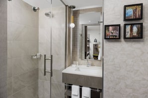 Douche, articles de toilette (gratuits), séchoir à cheveux