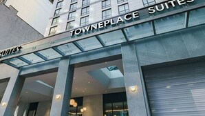 Entrada de un hotel con un cartel que dice Towneplace Suites.