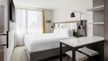 Zimmersafe, Schreibtisch, laptopgeeigneter Arbeitsplatz