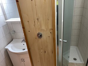 公寓 | 浴室 | 淋浴设施、吹风机、坐浴桶、毛巾