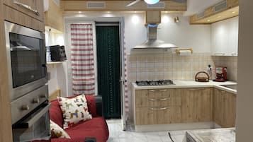 Departamento | Cocina privada | Refrigerador, microondas, horno y parrilla de estufa