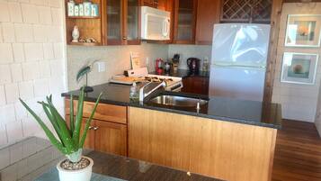 Een koelkast, een magnetron, een oven, een kookplaat