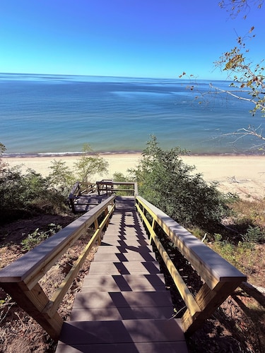 Cottage on the Bluff - NEW Stairs to the Beach, Hot Tub & Unbeatable Sunsets!