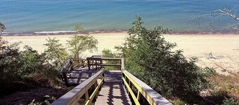 Cottage on the Bluff - NEW Stairs to the Beach, Hot Tub & Unbeatable Sunsets!