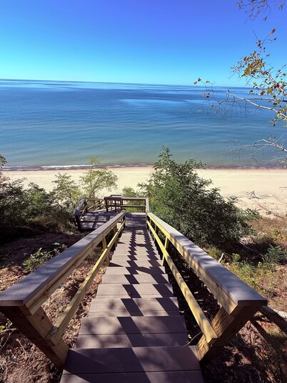Cottage on the Bluff - NEW Stairs to the Beach, Hot Tub & Unbeatable Sunsets!