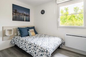 1 slaapkamer, een strijkplank/strijkijzer, gratis wifi, beddengoed