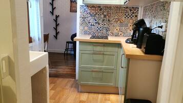 Kühlschrank, Mikrowelle, Herdplatte, Wasserkocher mit Kaffee-/Teezubehör