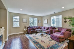 Una Smart TV, una chimenea