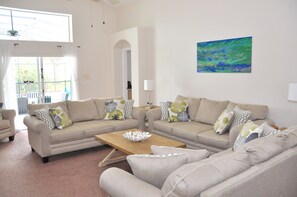 Televisio, pöytäjalkapallopöytä, pöytätennispöytä, kirjoja