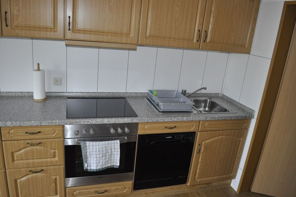 Een koelkast, een magnetron, een oven, een kookplaat