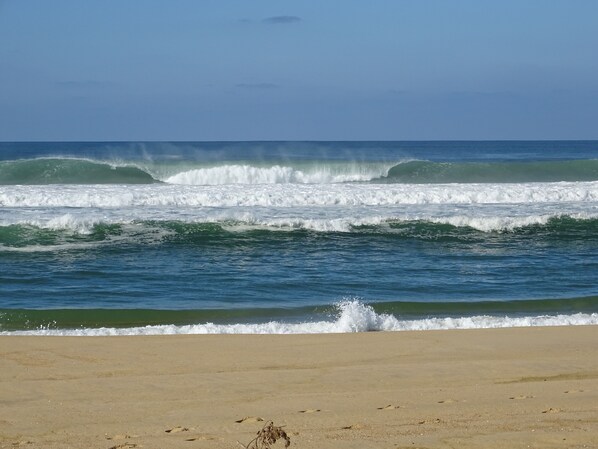 Sur la plage, chaise longue