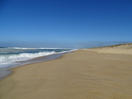 500 m from beach comfort, private wifi Fibre, bed linen, swimming pool, parking, advantages