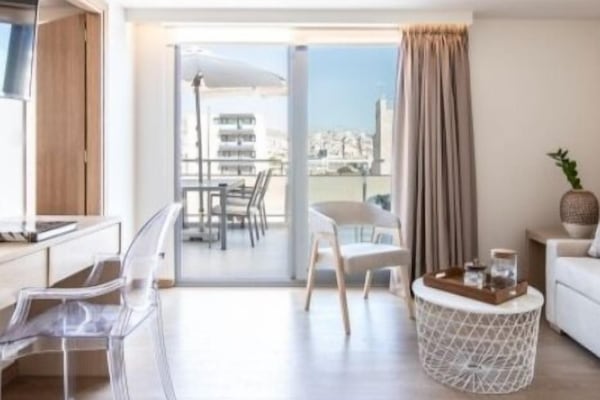 Senior Studio Suite | Living area | TV